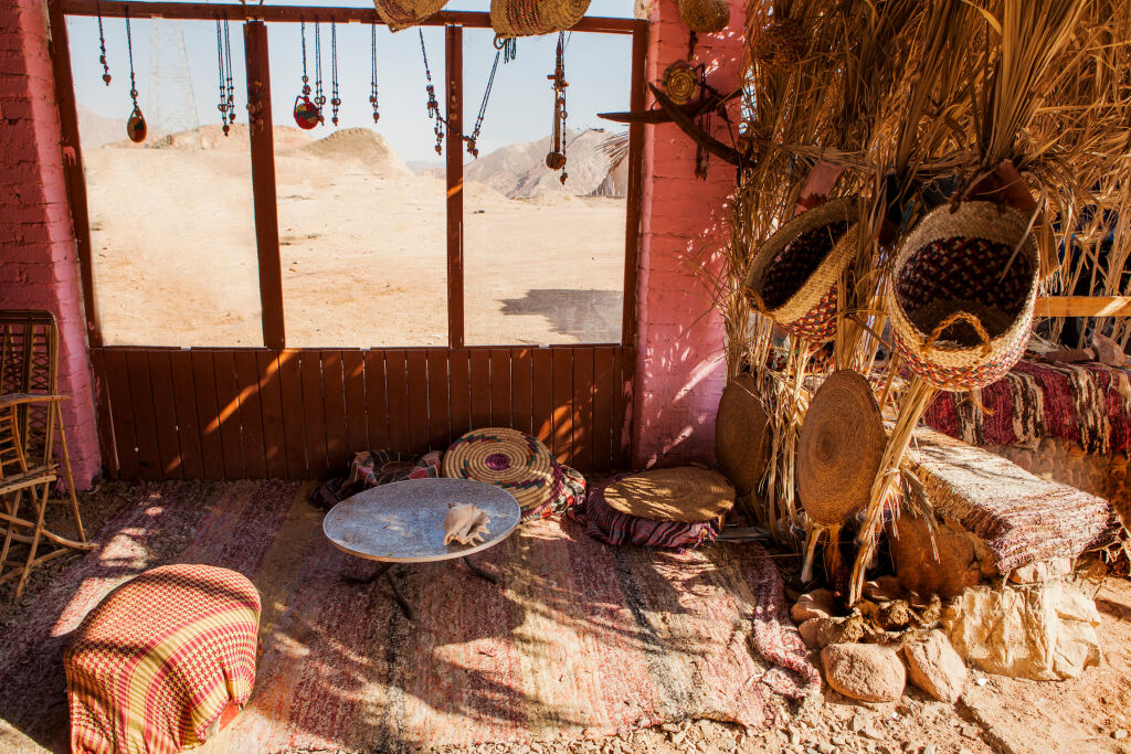 Kolacja w namiocie Beduinów - Pustynny obóz z namiotami beduińskimi w środku, obiekty turystyczne, bez ludzi