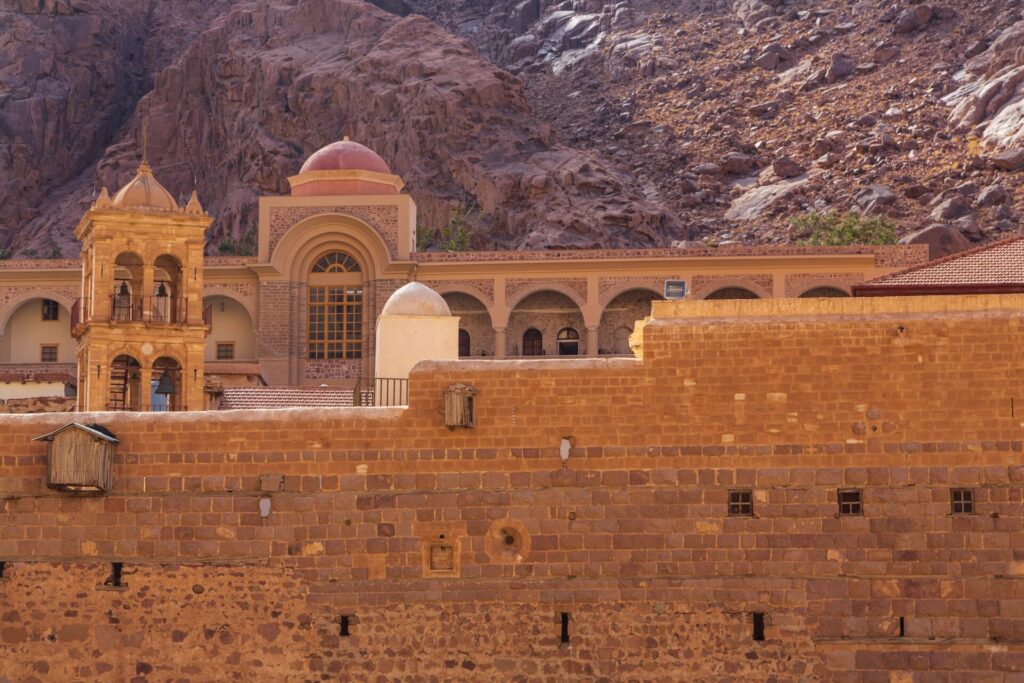 Klasztor św. Katarzyny, położony na pustyni Półwyspu Synaj w Egipcie u podnóża Góry Mojżesza w miejscu, gdzie według Biblii Mojżesz zobaczył płonący krzew