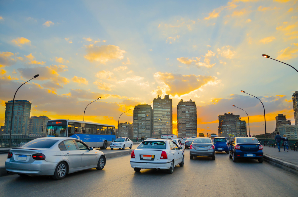 Kair, Egipt, Zachód Słońca, Grupa samochodów połączonych w korku nad jednym z mostów w Kairze