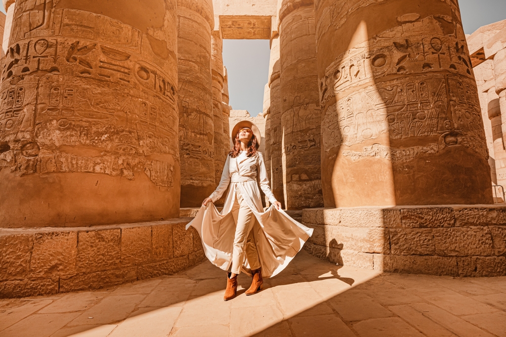 Wakacje w Egipcie, kobieta na tle świątyni